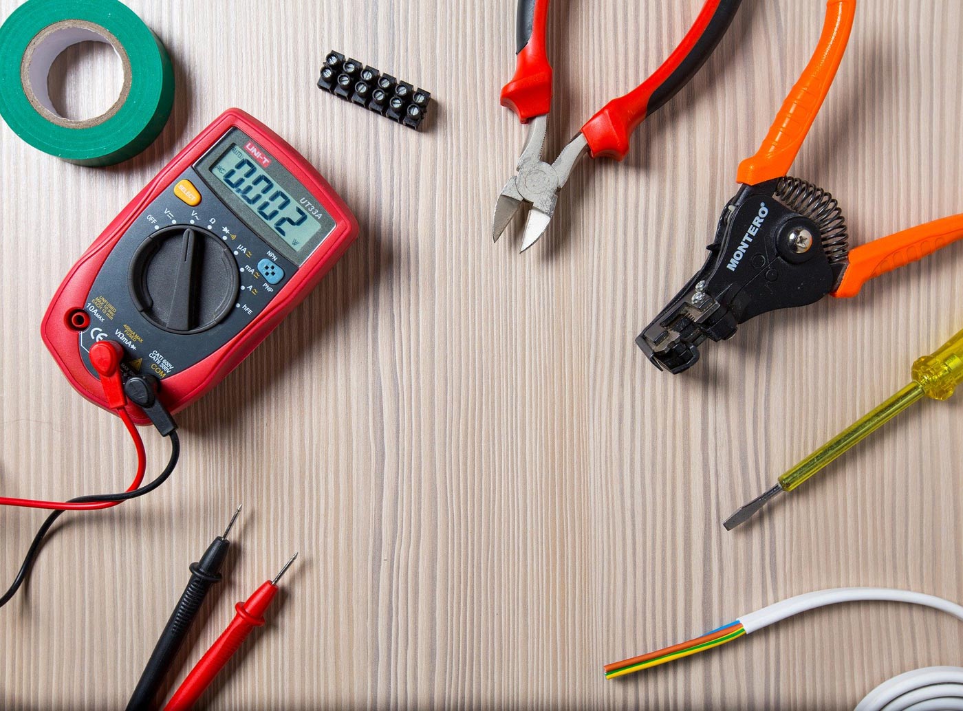 What are electrical contractors in Ocala, FL?